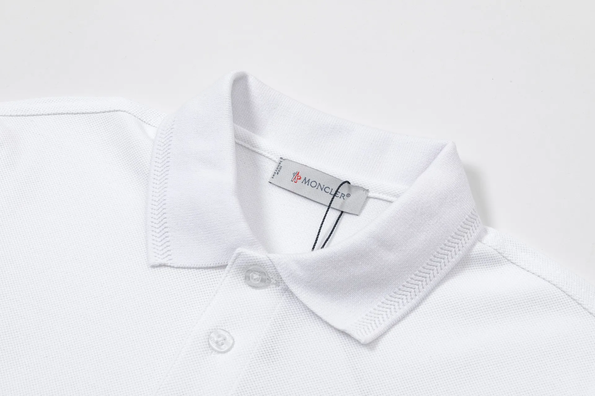 MONCLER POLO Polo ， 。Classic ， Moncler 。 ： Moncler 、 、 、 、 、 。 。 ：Black White Size：MLXLXXL